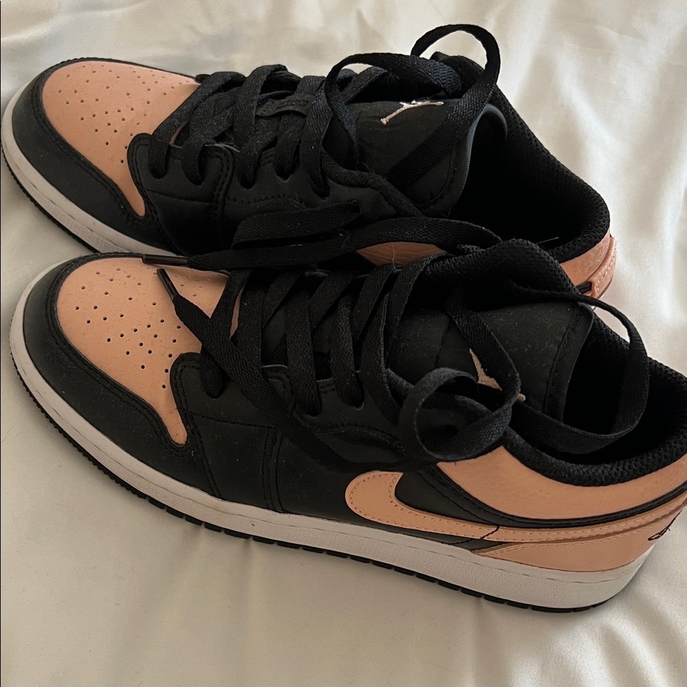 Nike Women's Black and Peach Sneakers